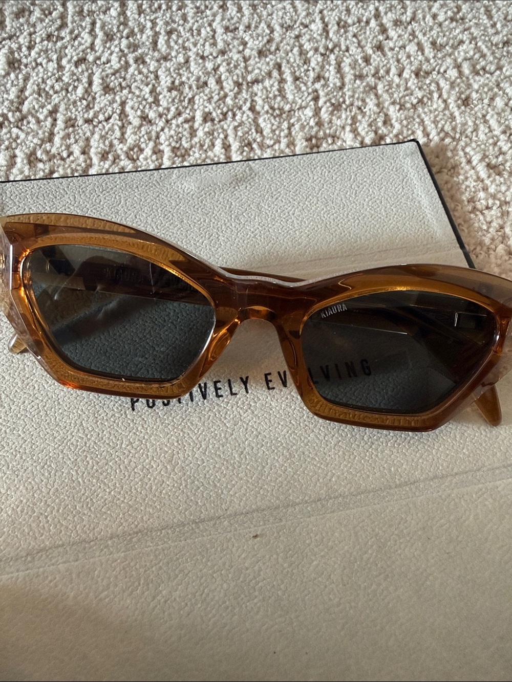 Amber Transparent Women's Sunglasses - Chic Cat-Eye Style - Picture 2 of 5
